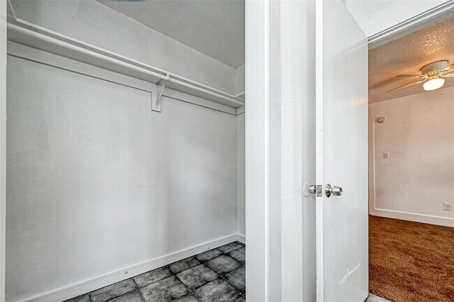 Building Photo - 7119 Farnsworth St