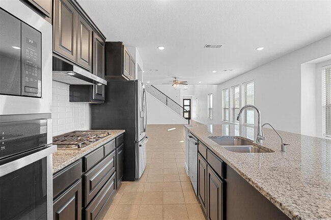 Building Photo - 121 Rangel Dr