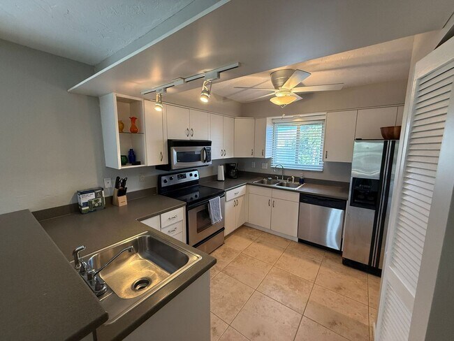 Building Photo - FT Myers Beach Amazing pool home