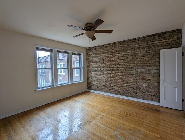 Building Photo - 3048 W Wellington Ave