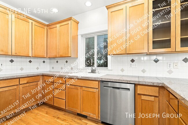 Building Photo - 4017 NE 45th St