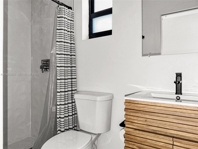 Building Photo - 551 NE 26th St