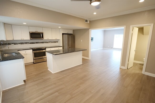 Building Photo - 850 Threadneedle St