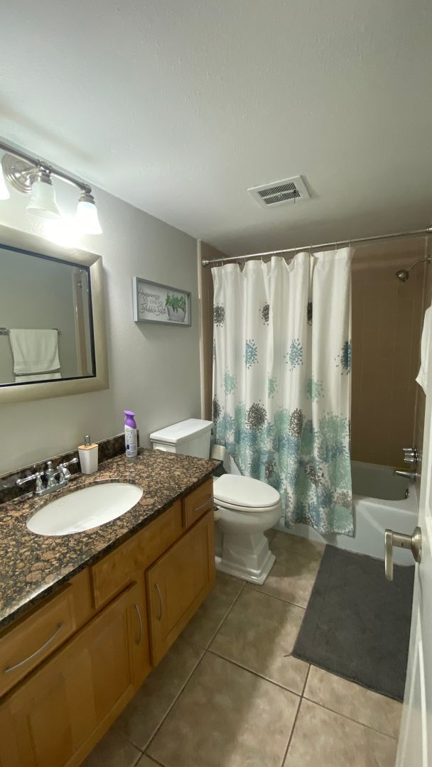 Building Photo - Charming 2/2 Seasonal Rental in Sarasota – Minutes from the Beach! Private Courtyard Included!!