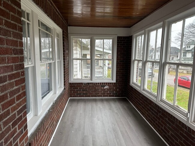 Building Photo - Coming Soon-Large house with fresh paint &...