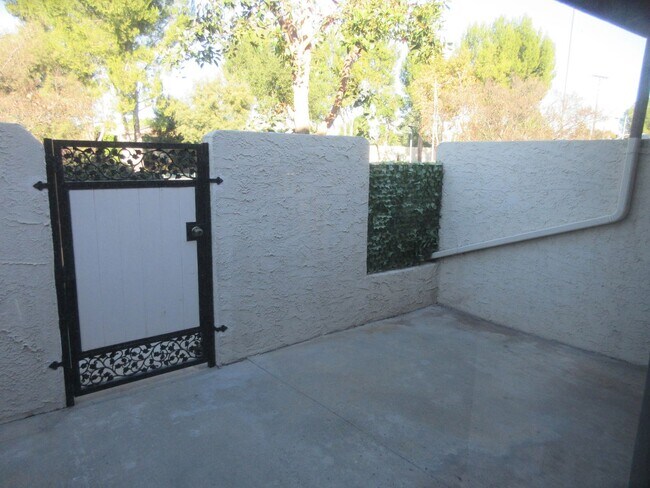 Building Photo - Duggan Property Management, Inc presents this 3BR +2.5 bath in Encino Village Townhomes