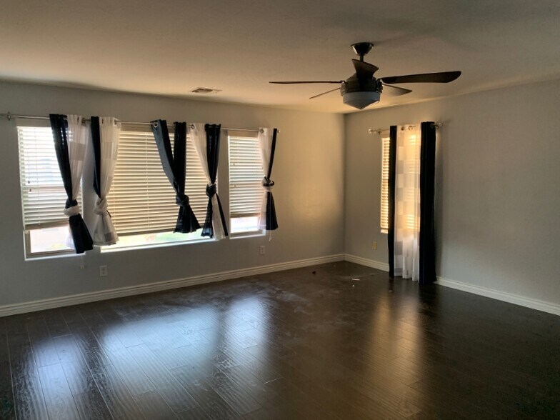 Building Photo - 2493 E Bridgeport Pkwy