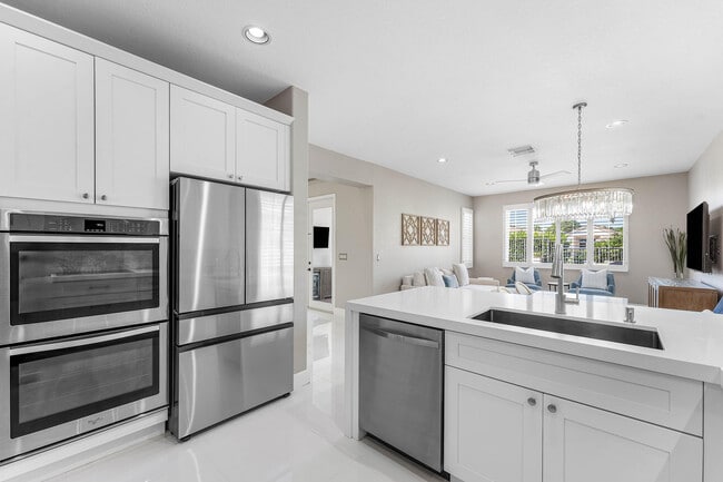 Building Photo - 121 Palm Cir