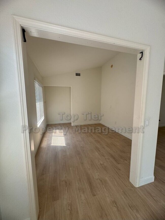 Building Photo - Welcoming Single-Level Home in a Great Fam...