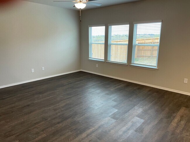 Building Photo - Get an A+ in Savings: Enjoy a $500 Move-In Credit! | 4-Bed, 2.5-Bath Home in Saint Hedwig