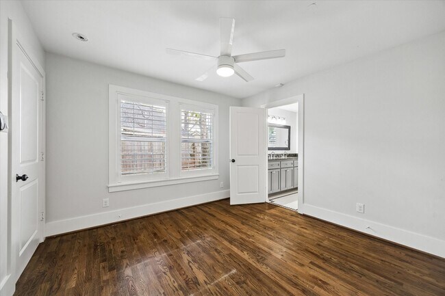 Building Photo - 1062 W 41st St