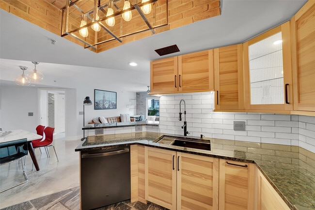 Building Photo - 2021 SE 10th Ave