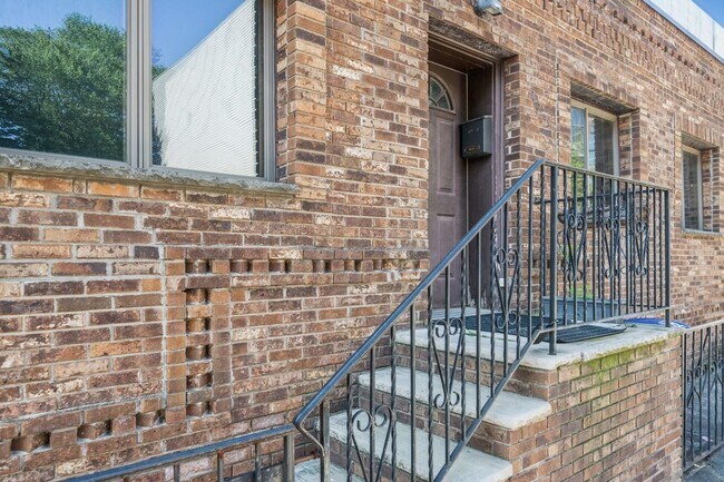 Building Photo - 422 Monroe St