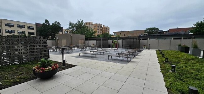 Building Photo - 555 W Cornelia Ave