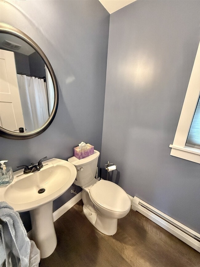 Building Photo - 304 NW River Rd