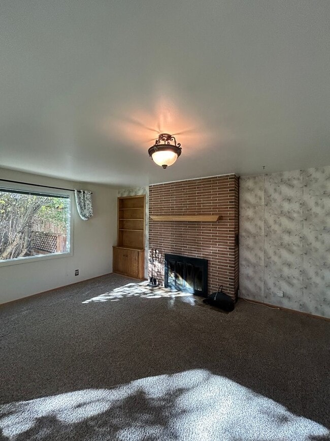 Building Photo - Charming 3 Bedroom Home with Large Heated ...