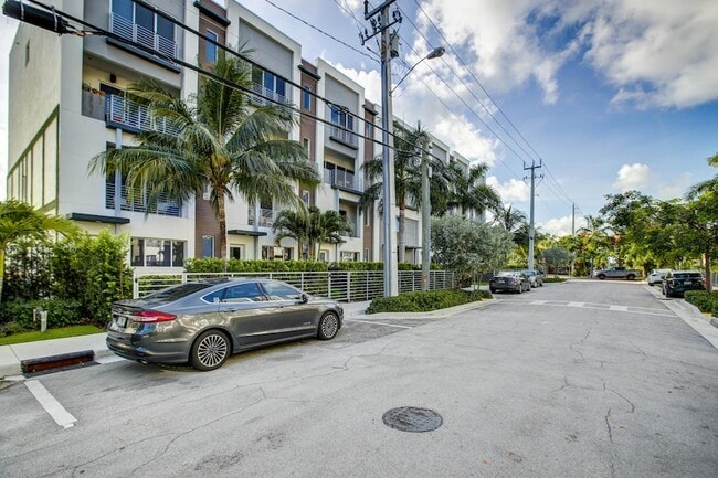 Building Photo - 1045 NE 18th Ave