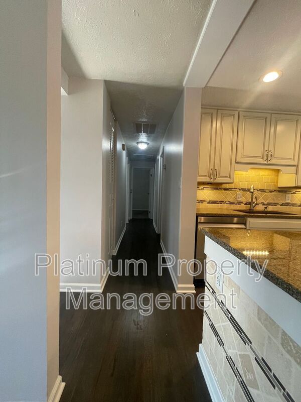 Building Photo - 10500 Worthington Hills Manor