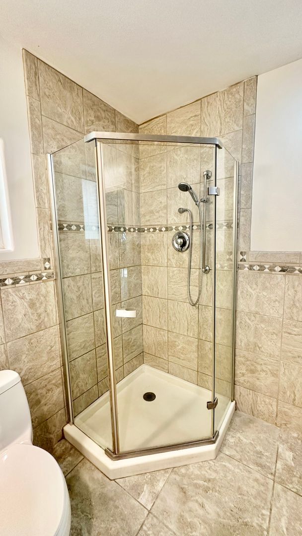 Building Photo - Beautiful, Single Story, Private Entry, De...