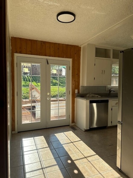 Building Photo - 320 S Rogers St