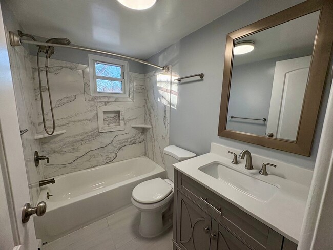 Building Photo - 3 Bedroom 2.5 Bathroom Townhome in Camp Hill!