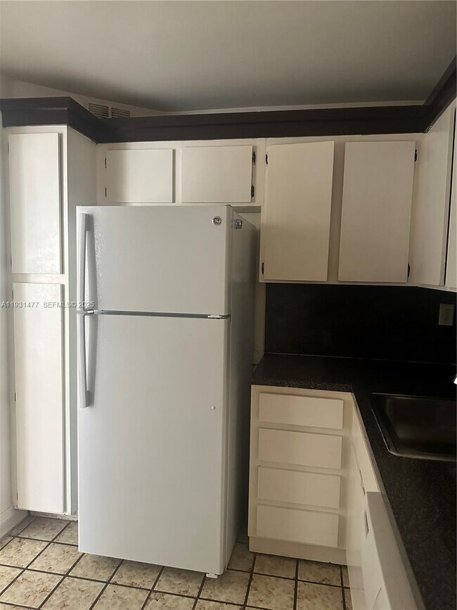 Building Photo - 1150 Collins Ave