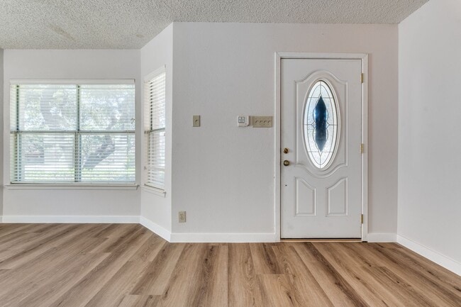 Building Photo - Amazing LOCATION! DeZavala & IH-10 Four Be...