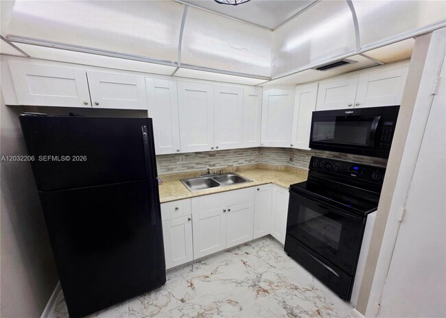 Building Photo - 4164 Inverrary Dr