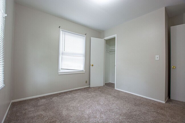 Building Photo - Cute 3 Bedroom / 1 Bath Home with Washer a...