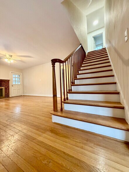 Building Photo - 134 Hull St