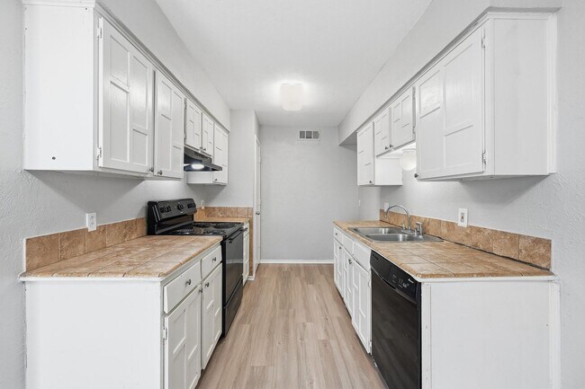 Building Photo - Beautifully Updated 3 Bed, 2 Bath Home