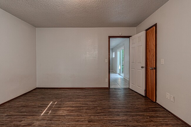 Building Photo - 3 Bed 2 Bath in OKC!