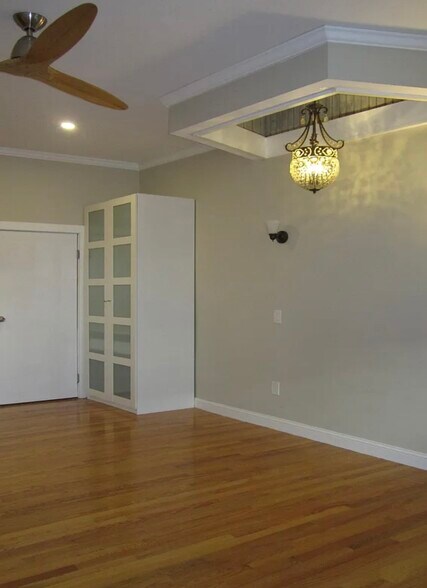 Building Photo - 573 Shirley St