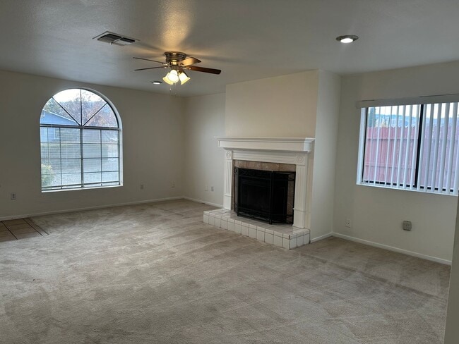 Building Photo - 3+2 In Golden Hills East +Garage!