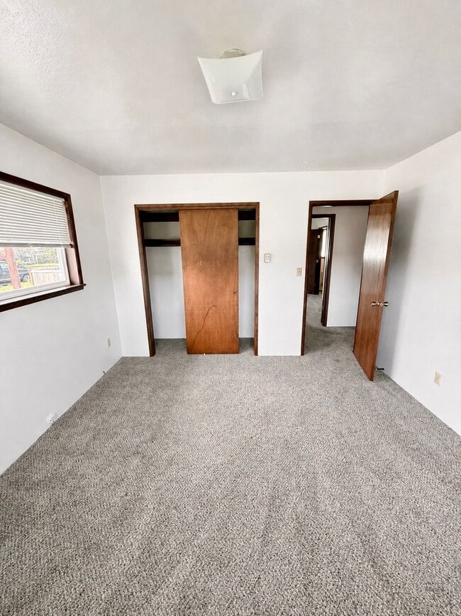 Building Photo - Large 3 Bed 1.5 Bath with large Garage Located in Cosmopolis