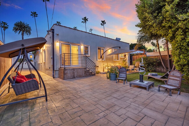 Building Photo - 326 N Doheny Dr