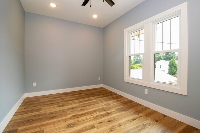 Building Photo - Three Bedroom Condo