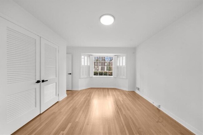 Building Photo - 4890 High Point Rd NE