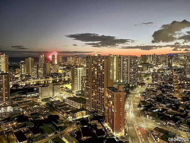 Building Photo - Luxury High-Rise Living on the 38th Floor