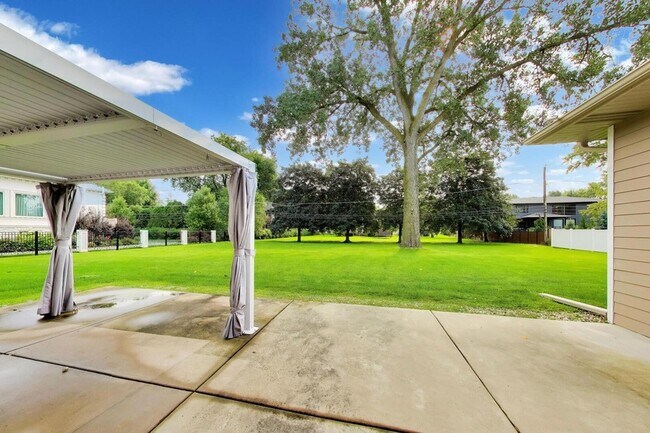 Building Photo - 2311 N Arlington Heights Rd