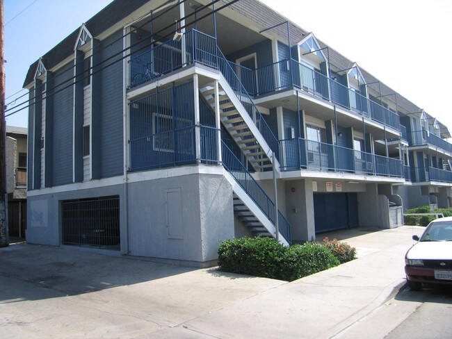 Building Photo - The Oak Street Apartments