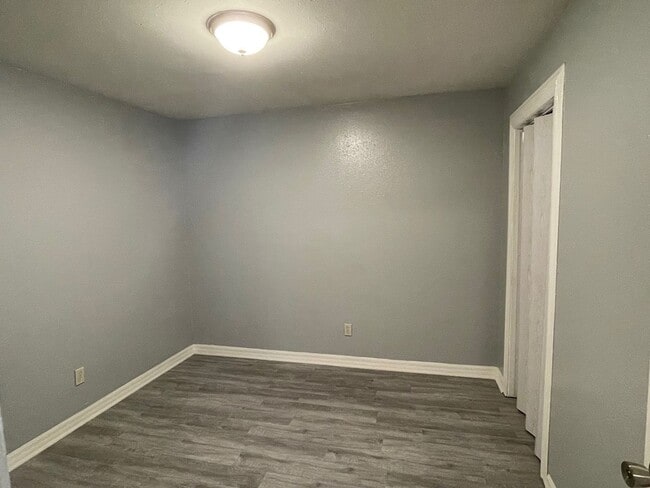 Building Photo - Available Now! 2Bed/1Bath