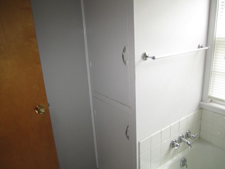 Bath - 2405 Knapp St