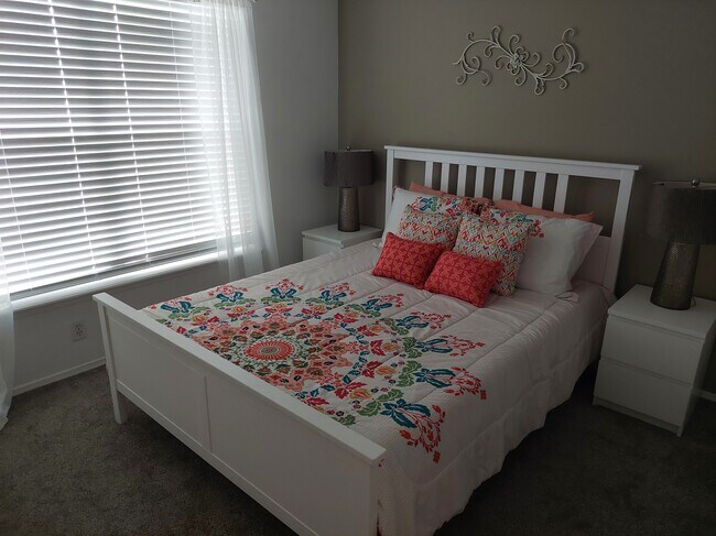 Building Photo - 1628 Tudor Ln