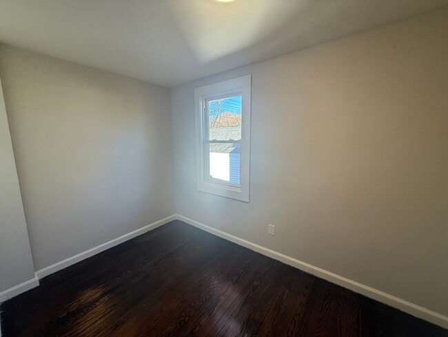 Building Photo - Newly Renovated Single Family in West Haven! Central A/C!