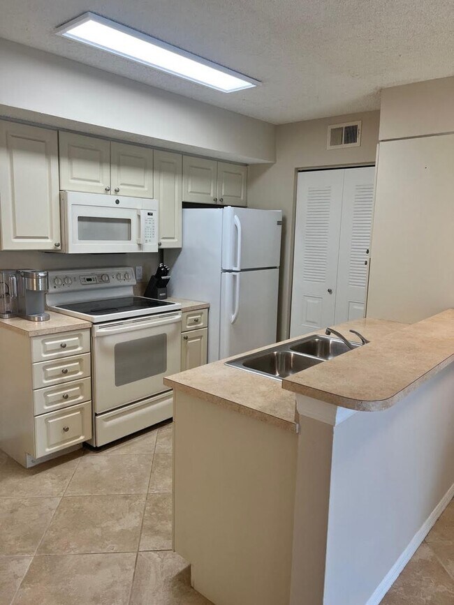 Building Photo - FULLY FURNISHED MAY AVAILABILITY - 1 Bed 1...