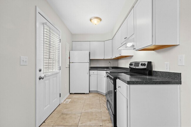 Building Photo - End unit of a Triplex within walking dista...