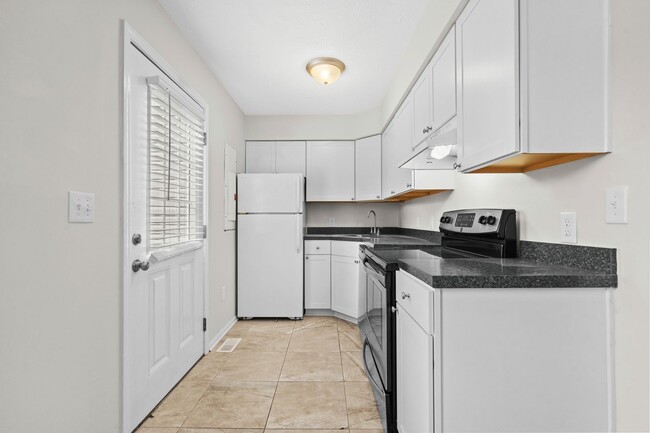 Building Photo - Rent Special if Sign a Lease now or in Feb!! 8 Blocks to the Beach!!