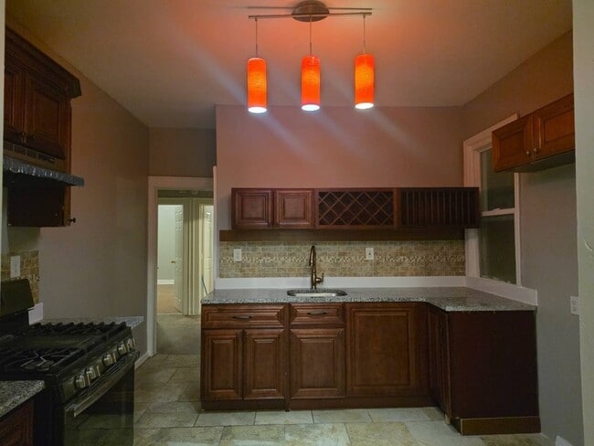 Building Photo - 349 Lyons Ave