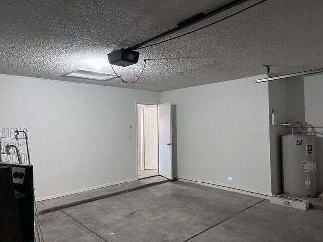 Building Photo - MOVE IN SPECIALS!! Lovely 3BD-2BA Gilbert ...